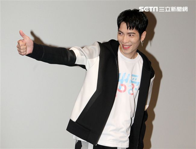 蕭敬騰為愛發聲打造關懷弱勢MV「一起飛.一起愛」，牽手飛翔傳遞愛。（記者邱榮吉/攝影）