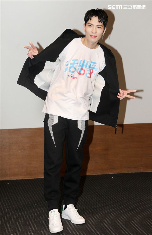 蕭敬騰為愛發聲打造關懷弱勢MV「一起飛.一起愛」，牽手飛翔傳遞愛。（記者邱榮吉/攝影）