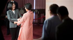 蔡英文總統接見「106年師鐸獎、教育奉獻獎及資深優良教師表揚大會」。（翻攝蔡英文臉書）