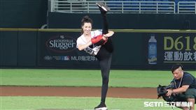 KIMIKO為桃猿開球。（圖／記者王怡翔攝）