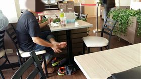 超商,用餐區,沒品,噁心,摳腳,脫鞋　圖／翻攝自臉書爆怨公社