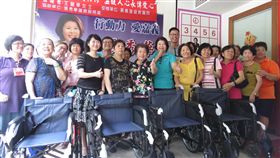 省吃儉用　牛肉麵阿姨捐輪椅被稱為「牛肉麵阿姨」的王麗華（前左4）28日將平日省吃儉用及賣牛肉麵的積蓄，購買20張輪椅捐贈給嘉義基督教醫院。（張秀華服務處提供）中央社記者江俊亮傳真　106年9月28日