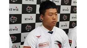 ▲韓國超級新人姜白虎穿上KT巫師球衣。（圖／截自韓國媒體）