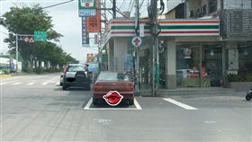 汽車,超商,停車,停車格,三寶,待轉格　圖／翻攝自臉書爆料公社