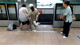 影／「X你媽的！」起口角吵到跳軌　民眾救人遭猛踹飆髒話
圖／翻攝自高章琛臉書
https://www.facebook.com/100001646012981/videos/vb.100001646012981/1561060943958758