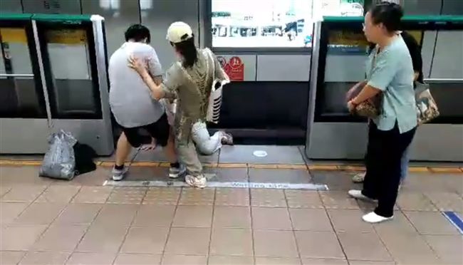 捷運男女吵到跳軌　民眾救人遭罵髒話