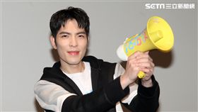 蕭敬騰為愛發聲打造關懷弱勢MV「一起飛.一起愛」，牽手飛翔傳遞愛。（記者邱榮吉/攝影）