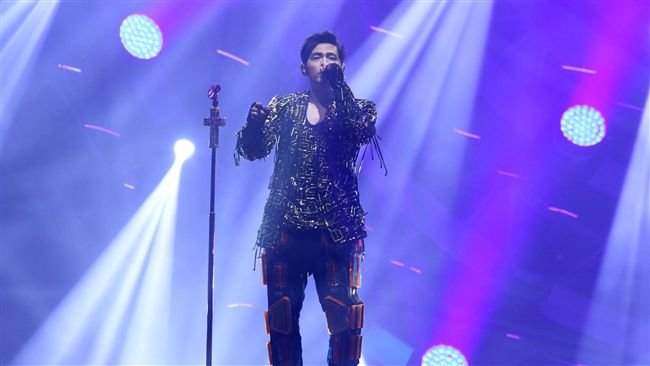 周杰倫盔甲裝嗨唱　親牽歌迷惹尖叫