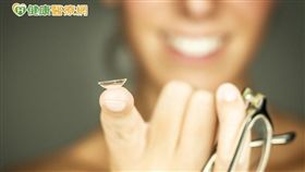 戴隱形眼鏡有訣竅　連假出遊不掃興
