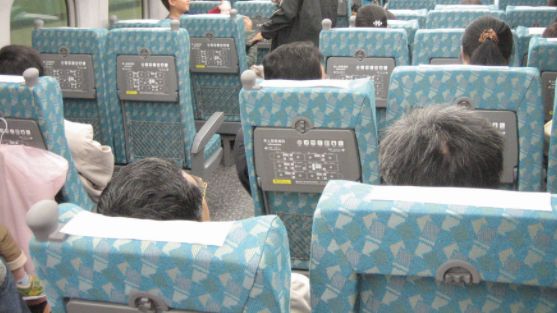 高鐵襪子佔位不給坐　路人小哥1舉動帥爆