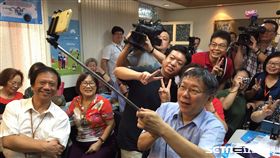 柯文哲與長者共餐學３Ｃ自拍　社會局提供