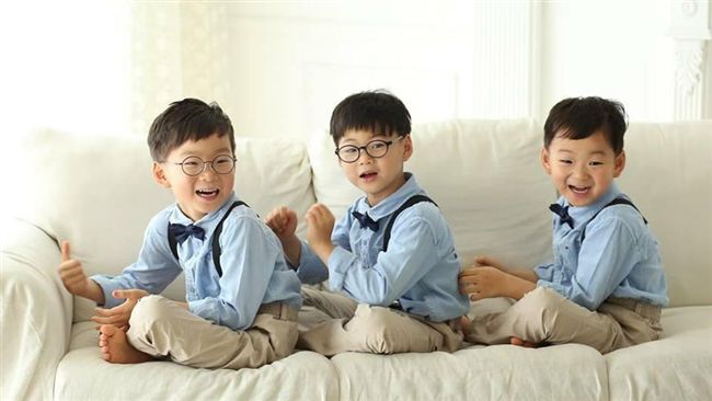 三胞胎近況曝光！穿冬裝街頭奔跑賣萌