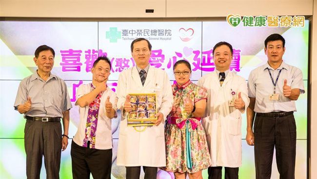 中秋傳愛　臺中榮總送月餅關懷弱勢