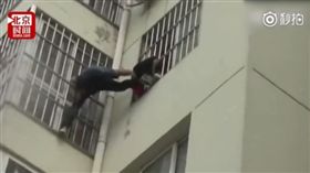 女童卡5樓空中嚇哭　大陸海軍男徒手攀窗「一字馬」神救援(圖/翻攝自北京時間秒拍)