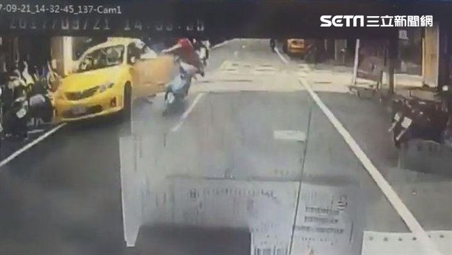 小黃開車門沒注意　害倒楣騎士摔車亡