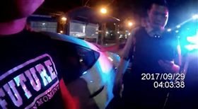 員警將莊男逮捕。（圖／翻攝畫面）