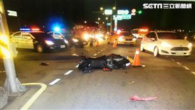 新店碧潭路及環河路發生死亡車禍，王男載呂男騎車闖紅燈撞上黃男，導致對方當場失去生命跡象，黃男訊後依過失致死罪送辦（翻攝畫面）