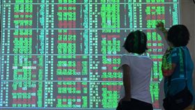 台股小漲（2）台北股市29日收盤漲33.49點，為10329.94點，漲幅0.33%，成交金額新台幣992.50億元。加權指數開盤為10319.69點，盤中最高10338.95點，最低10273.60點；不含金融股指數8808.18點，漲30.35點。中央社記者董俊志攝　106年9月29日