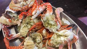 龜吼漁港，教大家怎麼挑萬里蟹，花蟹、石蟳、三點蟹。（記者郭奕均攝影）