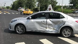 高速闖燈撞上轎車　肇事小黃竟還裝傻