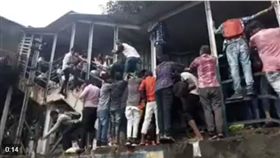 印度,孟買,火車站,踩踏意外（圖／翻攝自推特）