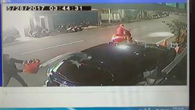 林男與小弟前往被害人住處潑漆抗議。（圖／翻攝畫面）