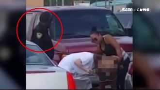 女遭襲胸、脫褲　警竟在一旁「觀戰」