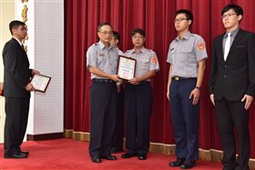 蕭志群獲選全國攔阻楷模，由警政署長陳家欽親自辦獎肯定。（圖／翻攝畫面）