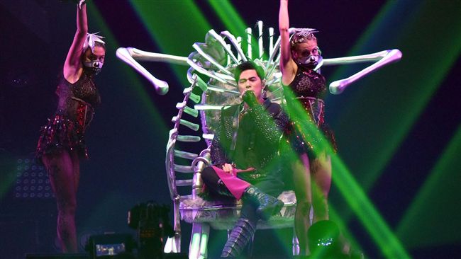 周董登場如王者駕到　與女舞者跳探戈