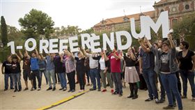 加泰隆尼亞政府簽署命令 10月獨立公投加泰隆尼亞自治區政府6日簽署命令，訂10月1日舉行獨立公投。獨派政黨成員稍早在議會就獨立公投法進行辯論時，到議會前表達支持獨立公投。（安納杜魯新聞社提供）中央社 106年9月7日