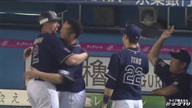 歐力士洋砲Marrero敲出日職十萬轟與隊友擁抱（圖／翻攝自太平洋聯盟TV）