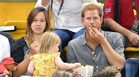 哈利王子爆米花被小蘿莉偷吃。（圖／翻攝自USA TODAY）