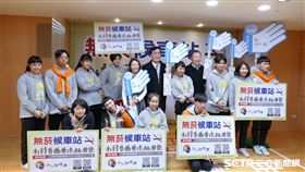 新北市公車候車亭及站牌周邊全面禁菸第2波稽查，再開出1張罰單。（圖／新北市衛生局提供）