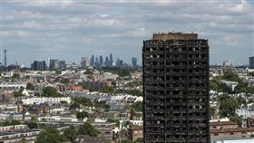 格蘭菲塔（Grenfell Tower）變成陸客觀光景點。（圖／翻攝自英國太陽報）