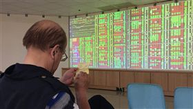 台股小漲（1）台北股市29日收盤漲33.49點，為10329.94點，漲幅0.33%，成交金額新台幣992.50億元。中央社記者董俊志攝　106年9月29日