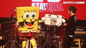 ▲阿信特別訂製有兩人合照的衣服送給海綿寶寶。（圖／STAYREAL提供）