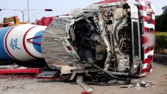 混凝土車失速翻覆　車頭撞毀駕駛罹難