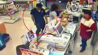 店員一轉身…色狼手伸正妹裙底偷拍