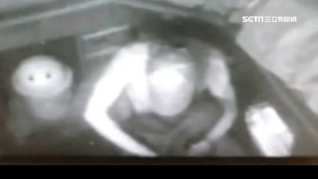 不專業小偷動作太慢　警察來了他還在
