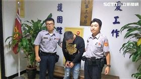 許男腰間插著土耳其衝鋒手槍受檢，原本打算騎車加速逃逸受阻，他只好棄車狂奔，未料仍遭警方壓制逮捕，訊後依槍砲罪送辦（翻攝畫面）