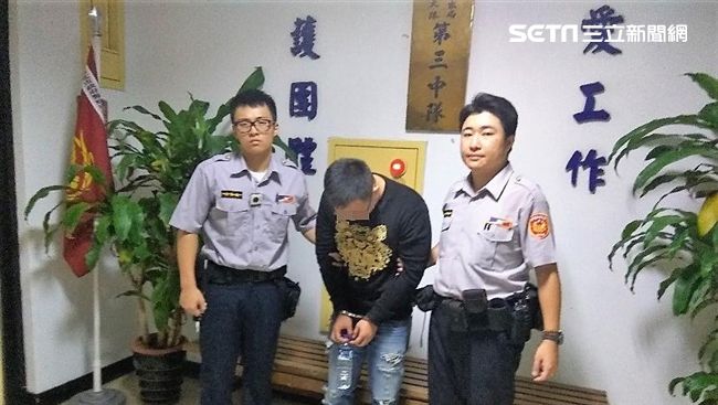 他腰際插衝鋒手槍　心虛棄車逃仍遭逮