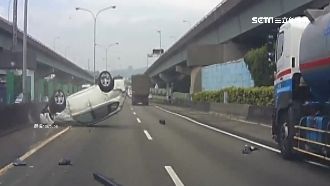 疲勞駕駛…休旅車忽左忽右撞貨車彈翻
