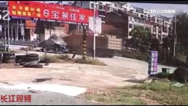 砂石車撞限高架　鐵架砸對向車釀5死