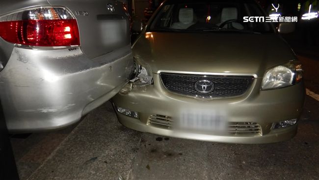 駕駛閃車反毀2車　車主睡醒超崩潰