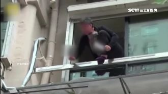 陸大媽陽台開罵　揮刀、砸花瓶嚇壞鄰