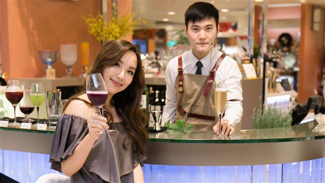 敲響金鐘！御姊愛任台首座水晶吧大使