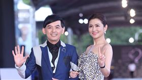 金鐘52　佼佼Selina紅毯合影第52屆電視金鐘獎頒獎典禮30日晚間7時將登場，星光紅毯下午5時搶先展開，典禮主持人黃子佼（左）、Selina（右）攜手走星光，開心合影。中央社記者吳翊寧攝　106年9月30日