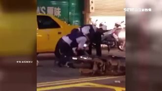 闖紅燈還想逃！騎士自摔持大鎖欲襲警