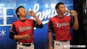 洪一中代言品牌水。（圖／記者王怡翔攝）