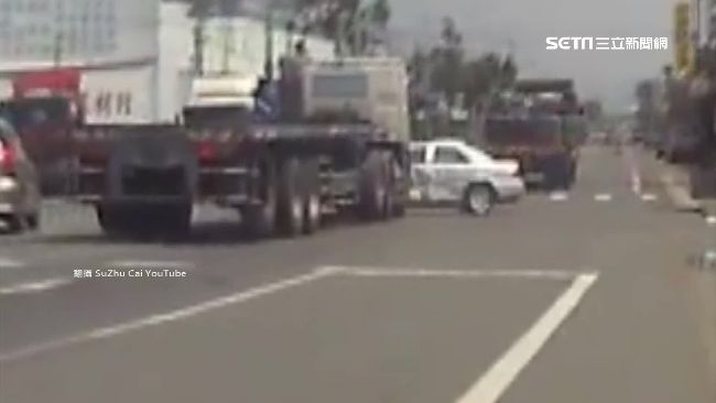 視線死角！拖板車撞轎車90度推著走
